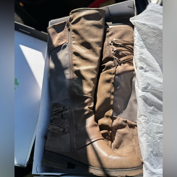 Boots - Picture 3 of 4